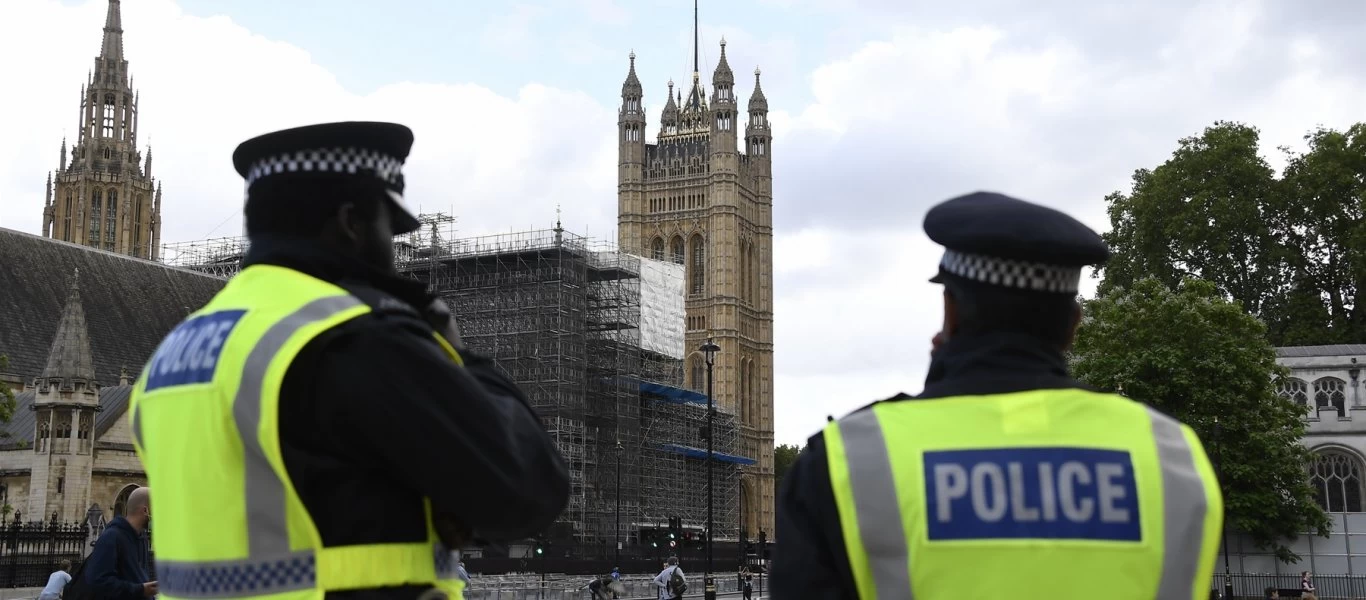 Λονδίνο: Στη δημοσιότητα βίντεο που δείχνει λευκό αστυνομικό να πιέζει με το γόνατό του τον λαιμό μαύρου υπόπτου